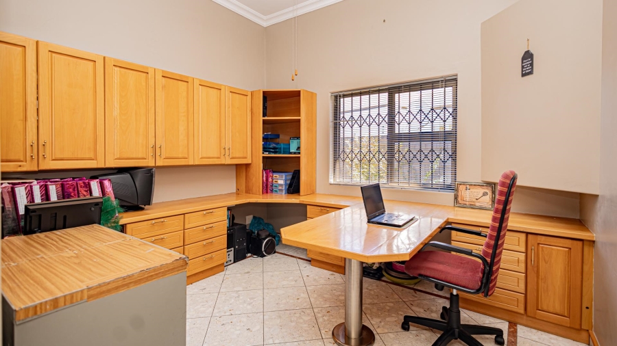 7 Bedroom Property for Sale in Plattekloof Western Cape